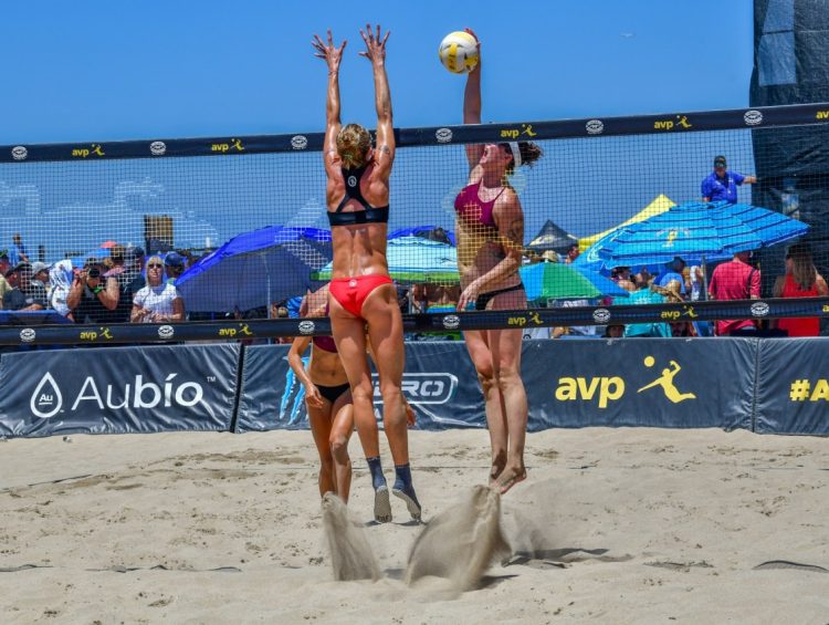 Femmes jouant au beach volley